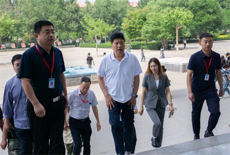 贺阳教育集团董事长莅临参观指导 米乐mile官方网站艺术学院2024届本科毕业设计作品展