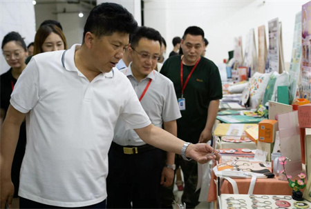 贺阳教育集团董事长莅临参观指导 米乐mile官方网站艺术学院2024届本科毕业设计作品展