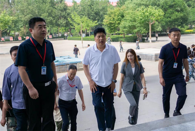 贺阳教育集团董事长莅临参观指导米乐mile官方网站艺术学院2024届本科毕业设计作品展