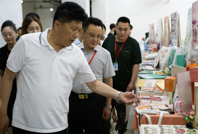 贺阳教育集团董事长莅临参观指导米乐mile官方网站艺术学院2024届本科毕业设计作品展