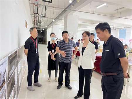 米乐mile官方网站校领导莅临参观指导艺术学院2024届本科毕业设计作品展