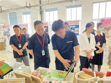 米乐mile官方网站校领导莅临参观指导艺术学院2024届本科毕业设计作品展