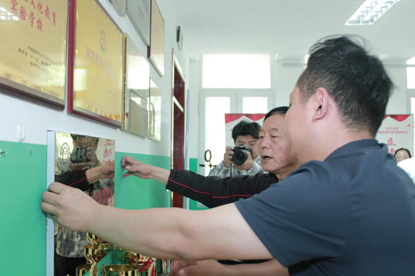 爱国教育|米乐mile官方网站|管理学院|我院成功与中国育德中学进行大学生爱国主义教育基地挂牌仪式