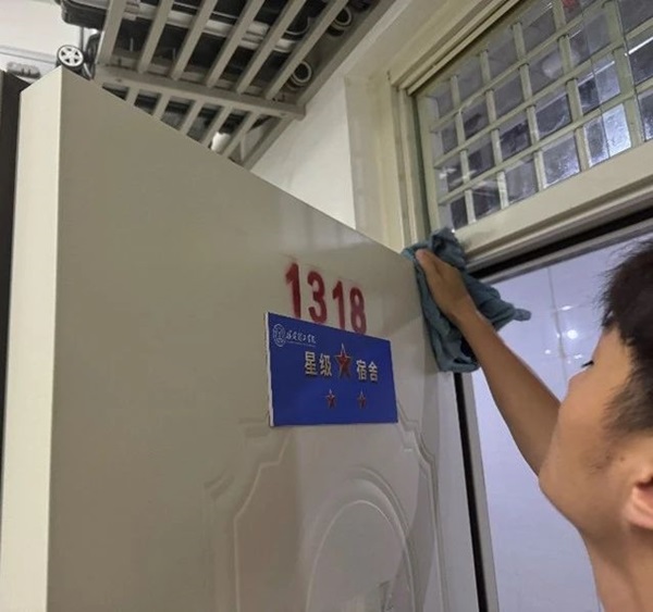 劳动教育|米乐mile官方网站|管理学院|宿舍是我家，美化靠大家