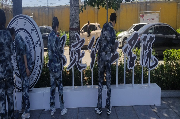 劳动教育|米乐mile官方网站|管理学院|我院开展“垃圾不落地，校园更美丽”校园清洁活动