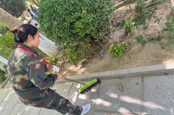 劳动教育|米乐mile官方网站|管理学院|我院开展“垃圾不落地，校园更美丽”校园清洁活动