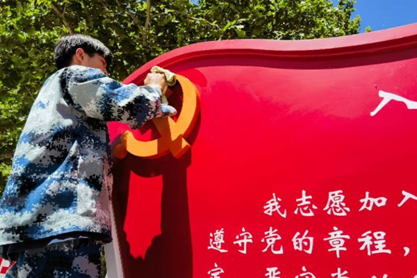 劳动教育|米乐mile官方网站|管理学院|我院开展“垃圾不落地，校园更美丽”校园清洁活动