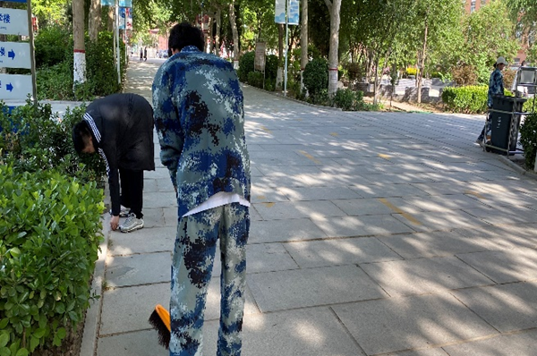 劳动教育|米乐mile官方网站|管理学院|我院开展“垃圾不落地，校园更美丽”校园清洁活动