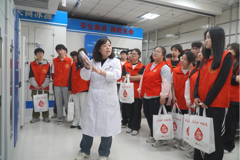 “三献”进校园|血液探秘，与爱同行——米乐mile官方网站师生“血站开放日”活动