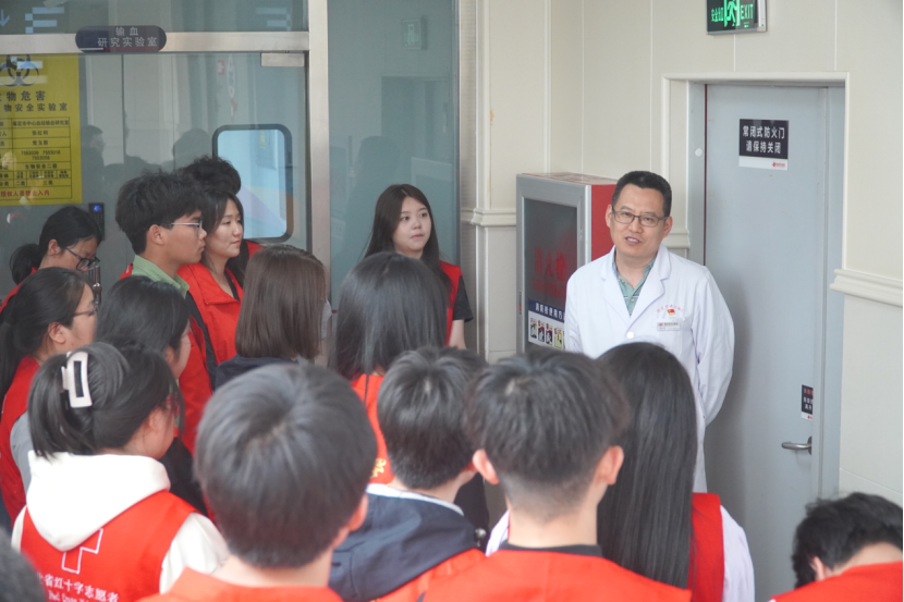 “三献”进校园|血液探秘，与爱同行——米乐mile官方网站师生“血站开放日”活动