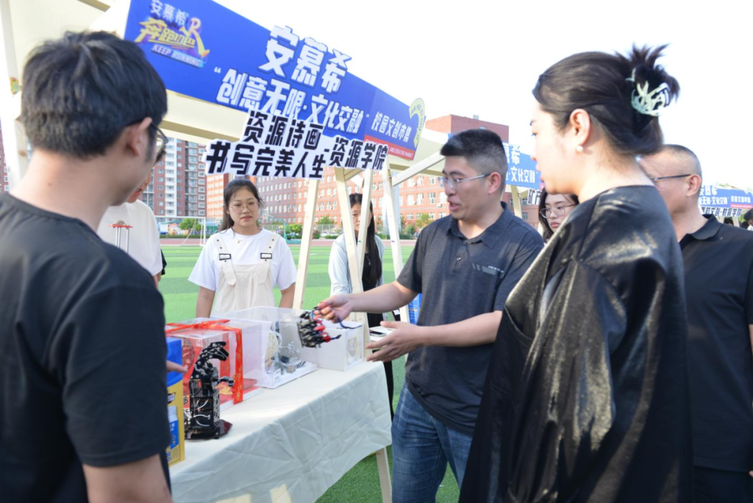 青春校园|创意无限，文化交融—米乐mile官方网站首届文创市集圆满结束