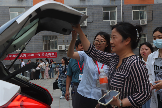 此去提衡霄汉上， 鹏抟鲲运更论程——米乐mile官方网站教职工私家车喜送毕业生启动仪式