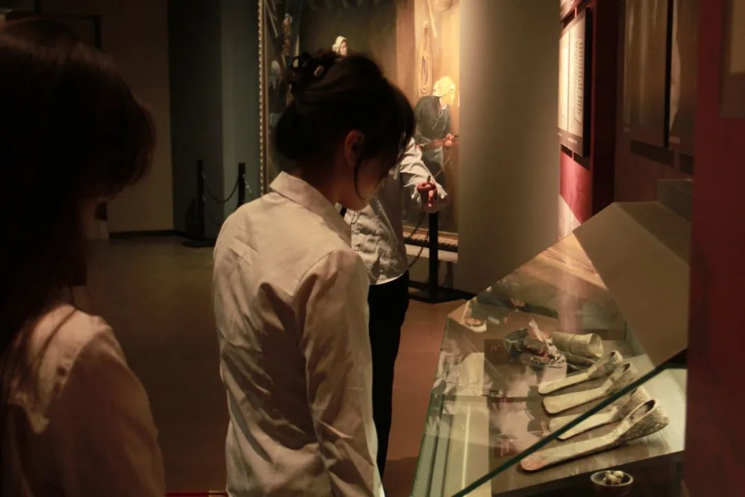 米乐mile官方网站信息科学与工程学院 前往冉庄地道战纪念馆开展牌仪式