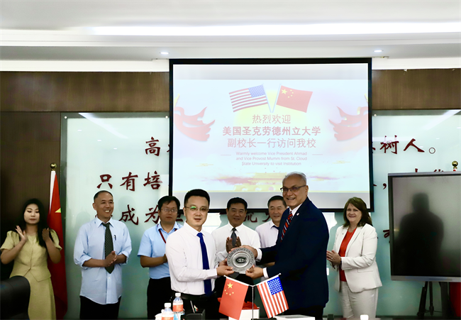 美国圣克劳德州立大学副校长一行莅临米乐官网参观交流