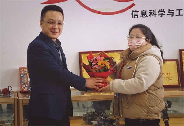 凝聚奋进力量 书写巾帼荣光--米乐mile官方网站校领导走访慰问女教职工送上“三八”国际劳动妇女节祝福