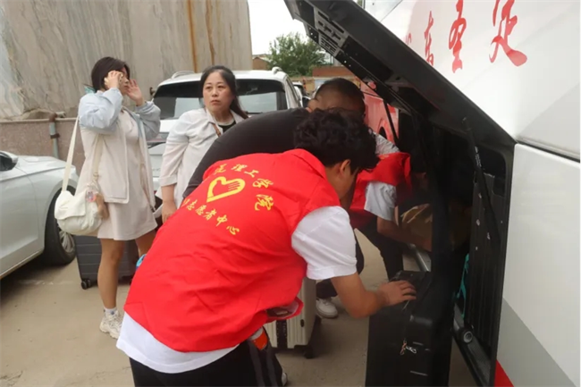 迎新启航，我们是最早出发的志愿者­——米乐mile官方网站开展志愿者接站服务