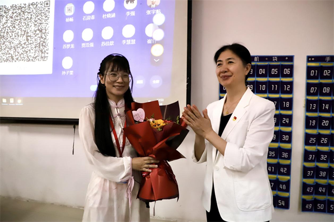 桃李芬芳意 关怀暖人心 --米乐mile官方网站校领导开展教师节走访慰问