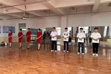 “解锁礼仪培训新境界”——米乐mile官方网站艺术学院“十项基本技能培训”