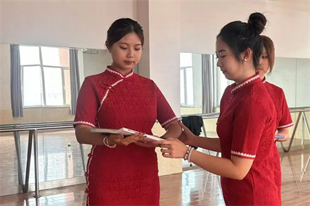 “解锁礼仪培训新境界”——米乐mile官方网站艺术学院“十项基本技能培训”