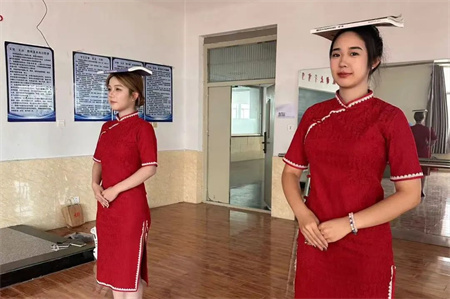 “解锁礼仪培训新境界”——米乐mile官方网站艺术学院“十项基本技能培训”