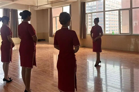 “解锁礼仪培训新境界”——米乐mile官方网站艺术学院“十项基本技能培训”