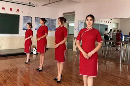 “解锁礼仪培训新境界”——米乐mile官方网站艺术学院“十项基本技能培训”