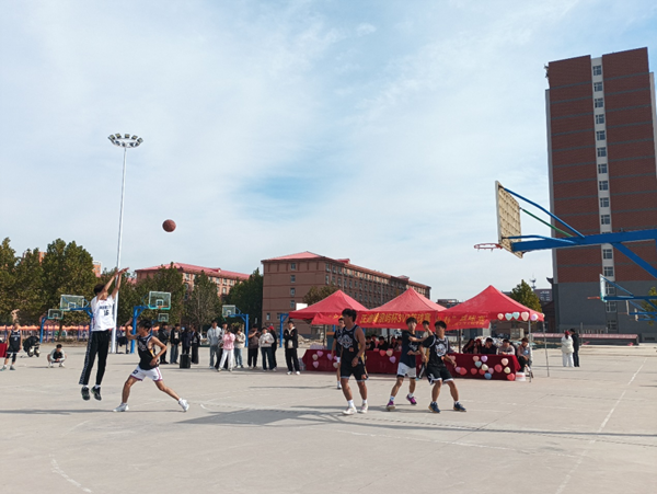 体育|米乐mile官方网站|管理学院|“夕阳渐沉洒热汗，少年不疲逐青春”篮球比赛圆满结束