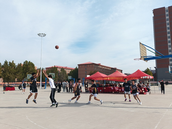 体育|米乐mile官方网站|管理学院|“夕阳渐沉洒热汗，少年不疲逐青春”篮球比赛圆满结束