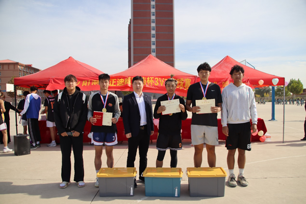 体育|米乐mile官方网站|管理学院|“夕阳渐沉洒热汗，少年不疲逐青春”篮球比赛圆满结束