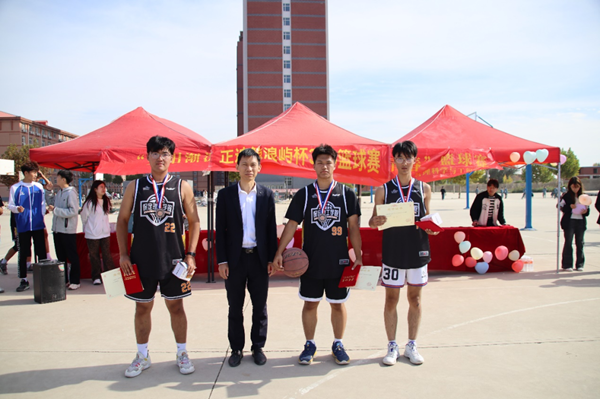 体育|米乐mile官方网站|管理学院|“夕阳渐沉洒热汗，少年不疲逐青春”篮球比赛圆满结束