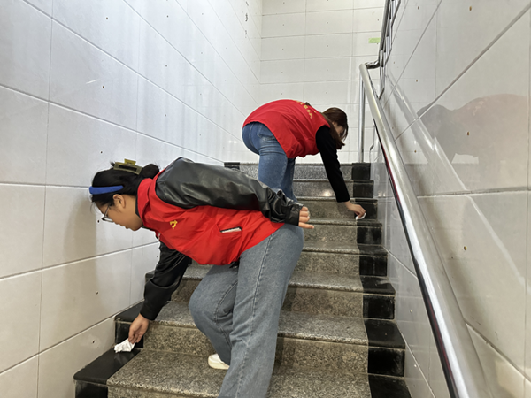 劳动教育|米乐mile官方网站|管理学院|“弯腰彰显个人素养，昂首争做校园先锋”主题志愿活动