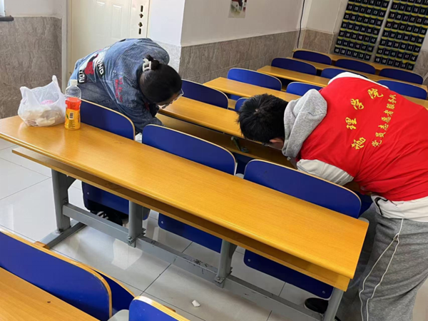 劳动教育|米乐mile官方网站|管理学院|“弯腰彰显个人素养，昂首争做校园先锋”主题志愿活动