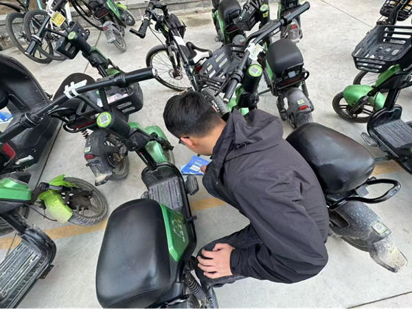 劳动教育|米乐mile官方网站|管理学院|“弯腰彰显个人素养，昂首争做校园先锋”主题志愿活动