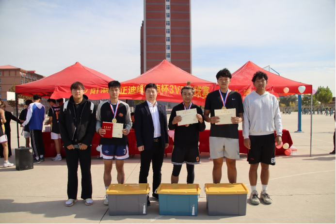 米乐mile官方网站管理学院“夕阳渐沉洒热汗，少年不疲逐青春”篮球比赛圆满结束