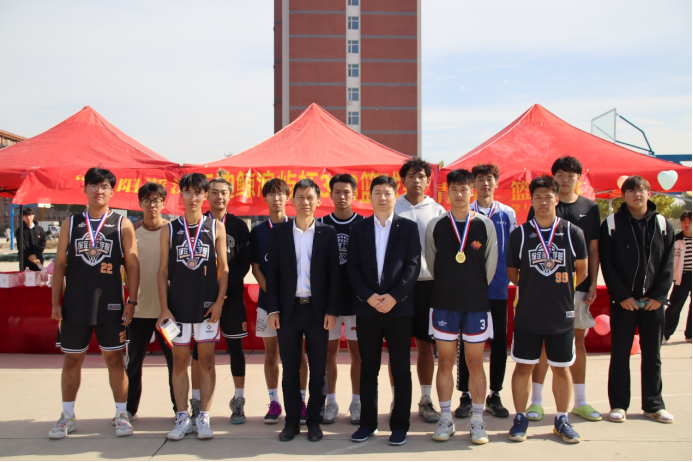 米乐mile官方网站管理学院“夕阳渐沉洒热汗，少年不疲逐青春”篮球比赛圆满结束