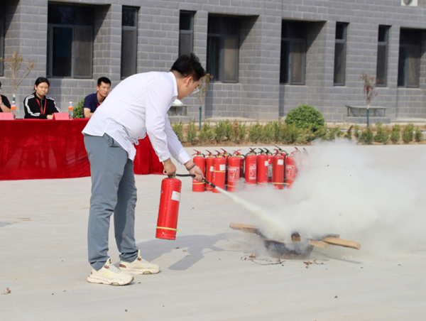 安全教育|米乐mile官方网站|管理学院|消防演练筑防线，新生技能展风采