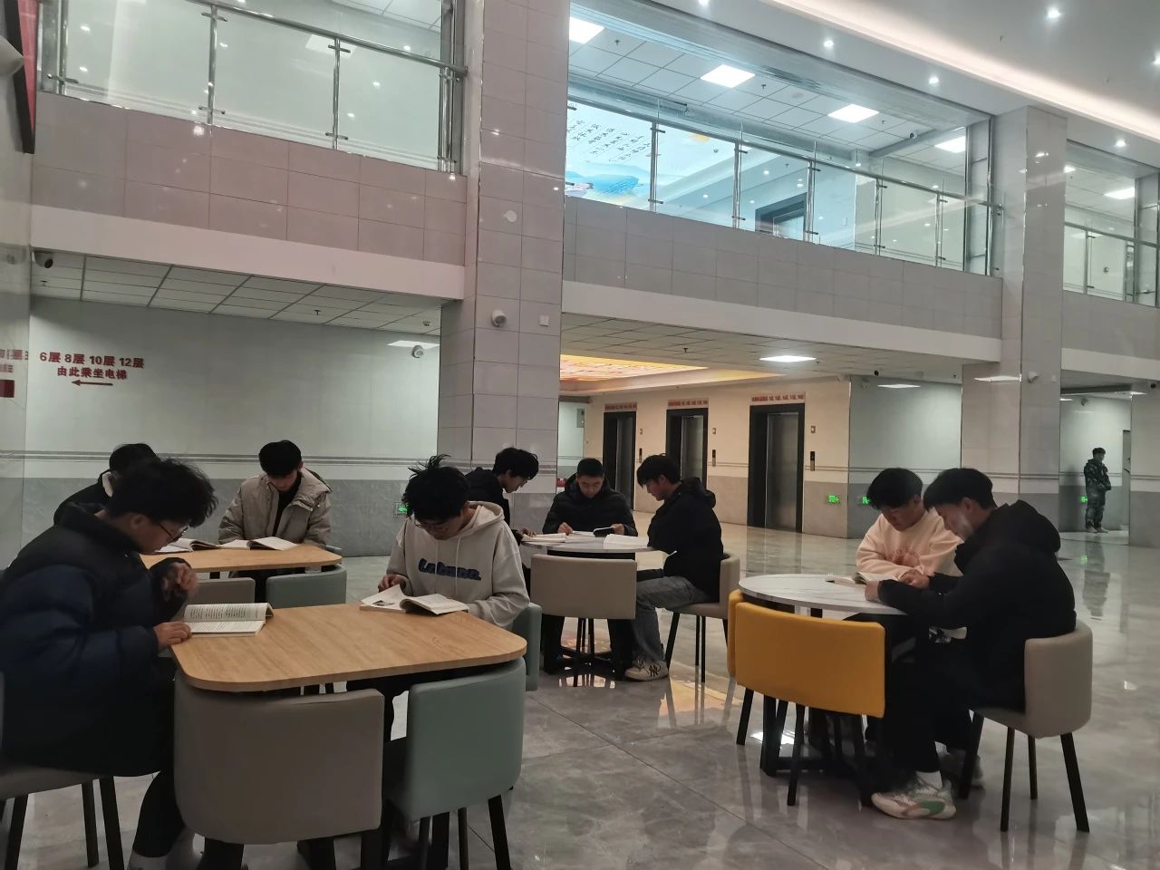 宿舍大厅“悠韵角”，休闲桌椅待君歇