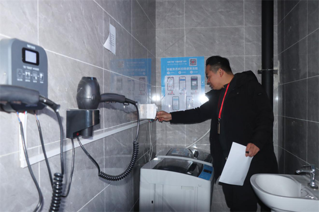 严检校园设施  筑牢安全防线--米乐mile官方网站组织开展安全大检查