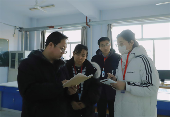 严检校园设施  筑牢安全防线--米乐mile官方网站组织开展安全大检查