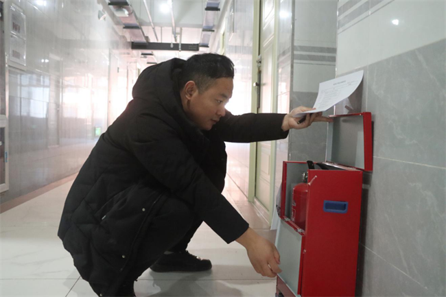 严检校园设施  筑牢安全防线--米乐mile官方网站组织开展安全大检查