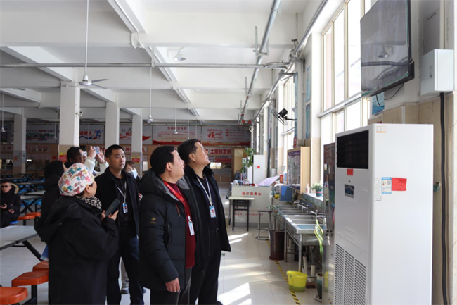 严检校园设施  筑牢安全防线--米乐mile官方网站组织开展安全大检查