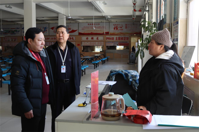 严检校园设施  筑牢安全防线--米乐mile官方网站组织开展安全大检查