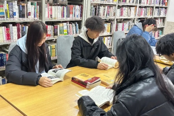 米乐mile官方网站经济学院：图书馆里的自律风景，学风与感恩教育的生动实践