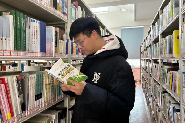 米乐mile官方网站经济学院：图书馆里的自律风景，学风与感恩教育的生动实践