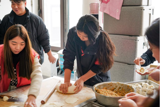 志愿服务 红心向党——米乐官网党员志愿者服务队开展敬老活动