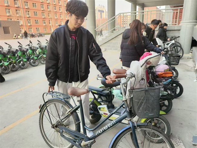 践行雷锋精神 奉献点亮青春——米乐mile官方网站开展学习雷锋精神主题活动