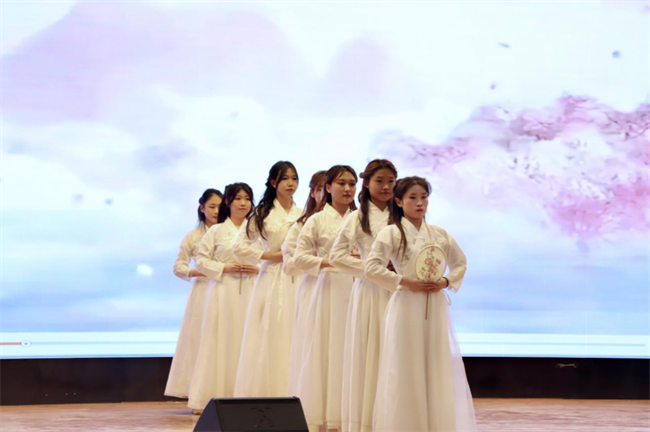 巾帼建功展芳华 杏坛筑梦育桃李——米乐mile官方网站“巾帼岗位建功”标兵、先进个人颁奖典礼圆满举行