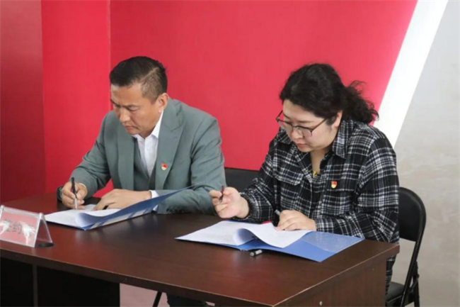 米乐mile官方网站经济学院与东小庄村党建联建共建签约暨大学生志愿服务社会实践基地启动仪式圆满举行