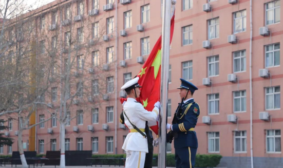 爱国教育米乐mile官方网站会计学院以青春之名，护国旗飘扬——升旗仪式