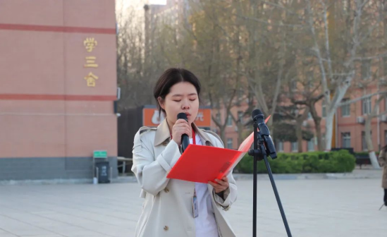 爱国教育米乐mile官方网站会计学院以青春之名，护国旗飘扬——升旗仪式